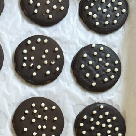 Crackle on dark chocolate coated biscuits (6pcs)