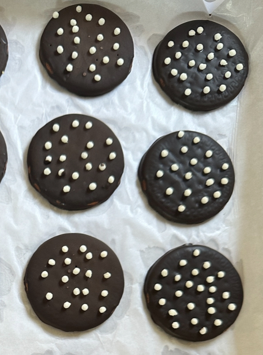 Crackle on dark chocolate coated biscuits (6pcs)