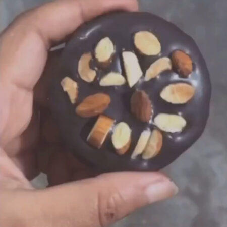 Roasted almonds on dark chocolate coated biscuits (6pcs)