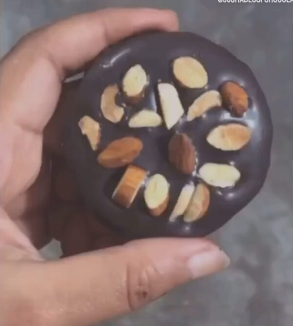 Roasted almonds on dark chocolate coated biscuits (6pcs)