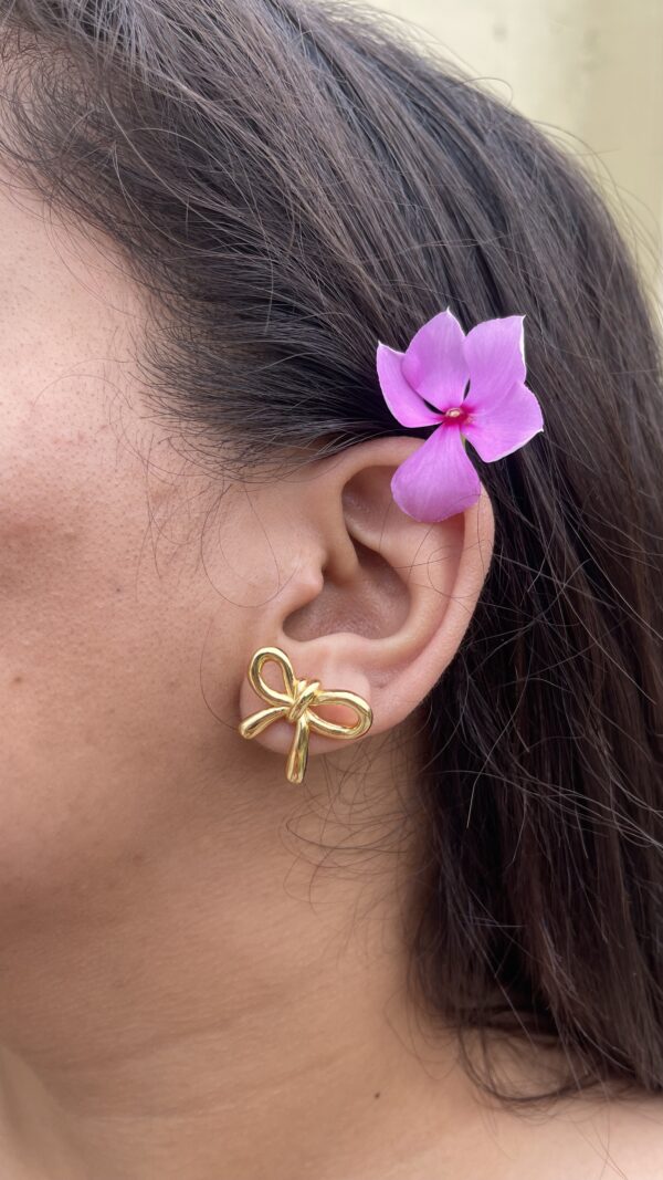 Bow earring